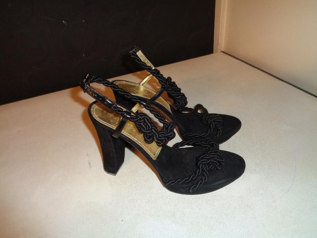 VIKTOR EN ROLF zwarte suede hoge sandaal, Kleding | Dames, Pumps, Zwart, VIKTO & ROLF, Ophalen of Verzenden