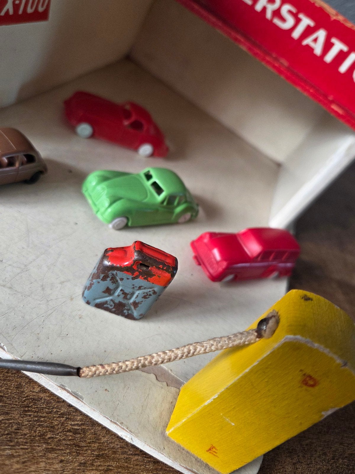 Foto 9 van Vintage Shell X-100 Speelgoedgarage uit 1955 met 6 auto's