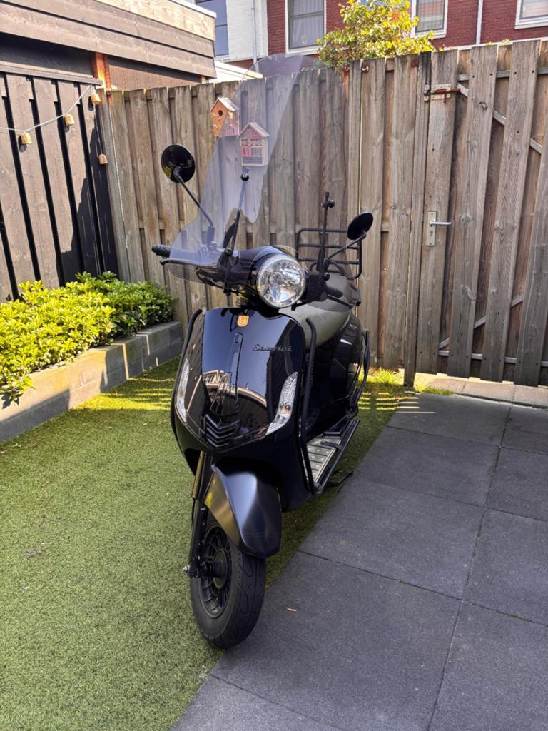 La Souris scooter zwart aangeboden,  bouwjaar 2022, Ophalen of Verzenden, Benzine, Overige merken