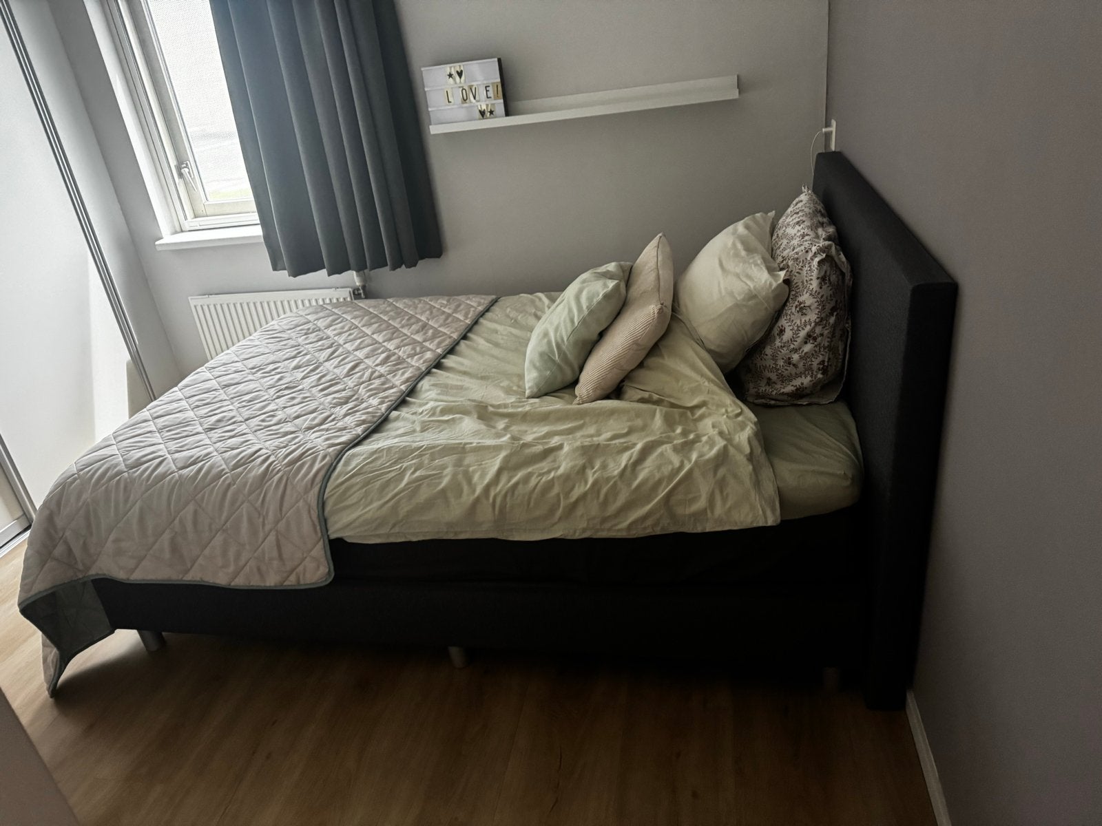 Donkergrijs bed 140x200 met matras, topper en hoezen, Huis en Inrichting, Slaapkamer | Bedden, Ophalen, Gebruikt, 140 cm, Twijfelaar