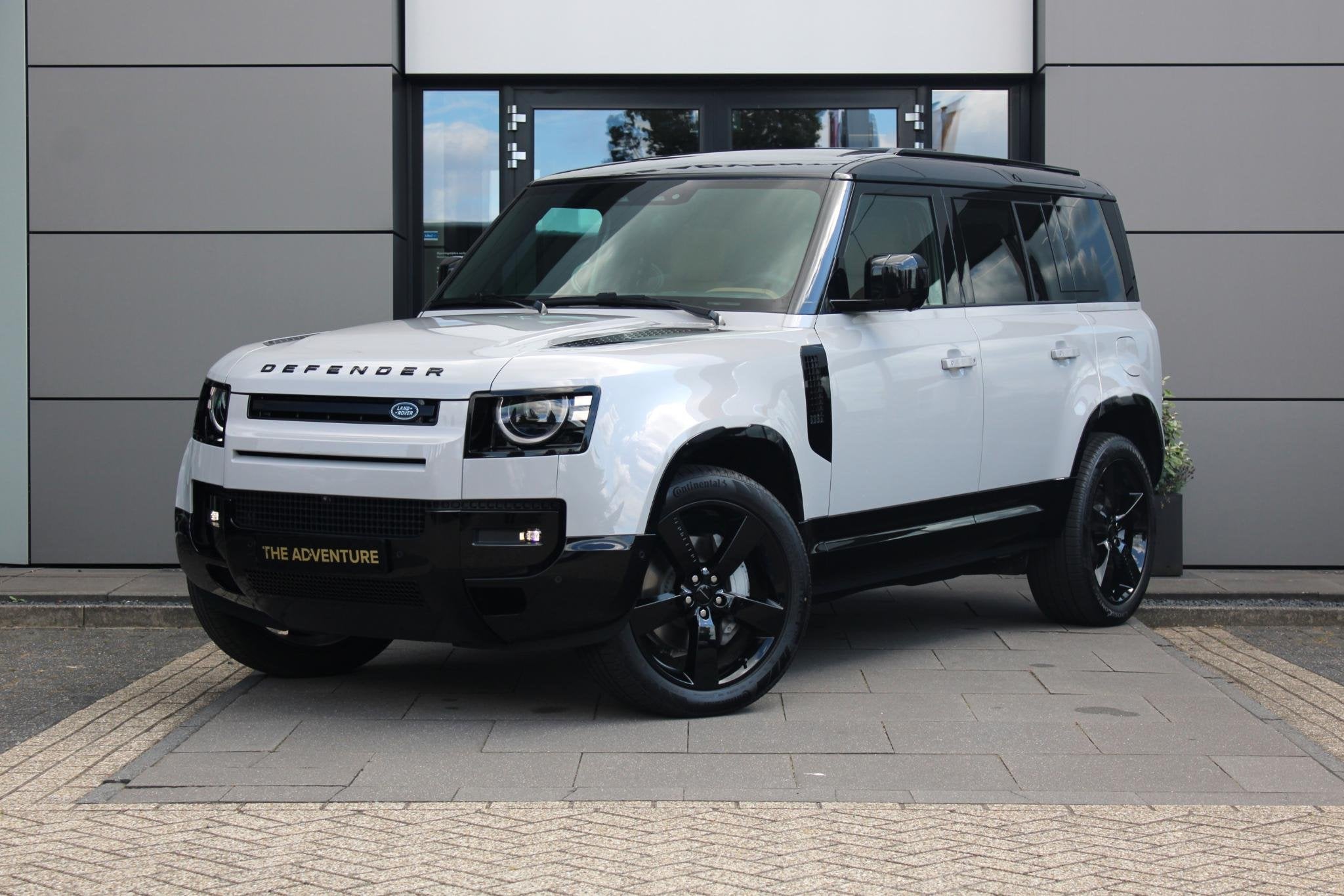 Land Rover Defender 110 P300e X-Dynamic HSE | Borasco | Cara, Auto's, Land Rover, Automaat, Gebruikt, Euro 6, Met garantie (alle)