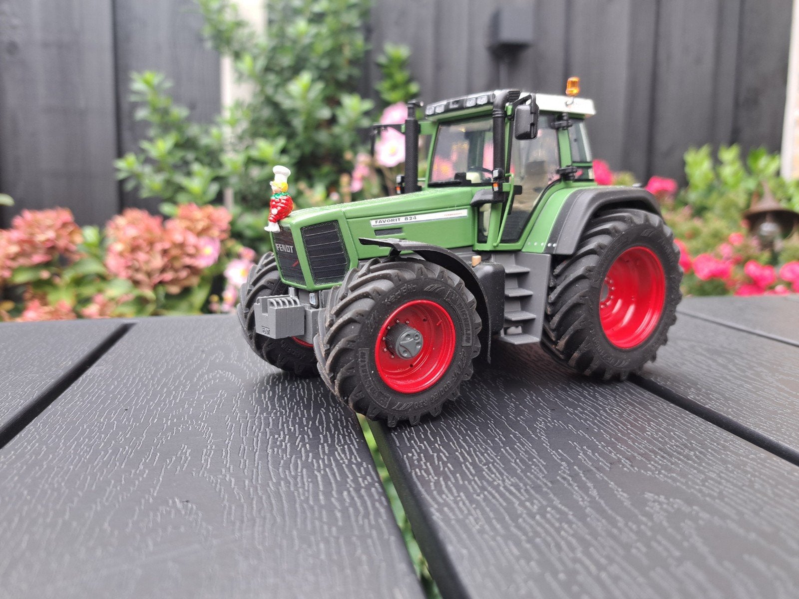 Verbouwde Fendt Favorit 824 model - Schaalmodel, Ophalen of Verzenden, Zo goed als nieuw