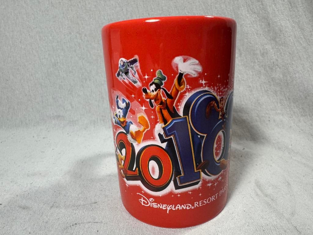 Disneyland resort parijs 2010 mok rood, Ophalen of Verzenden, Mickey Mouse, Zo goed als nieuw, Servies