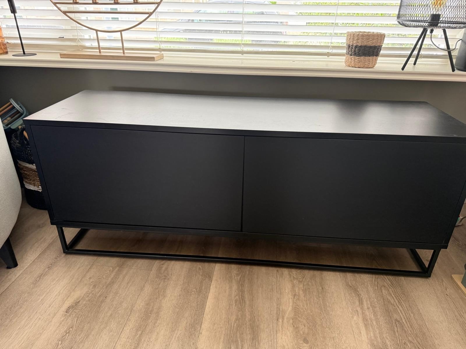 Tv meubel zwart, Ophalen, 100 tot 150 cm, Minder dan 100 cm, Metaal