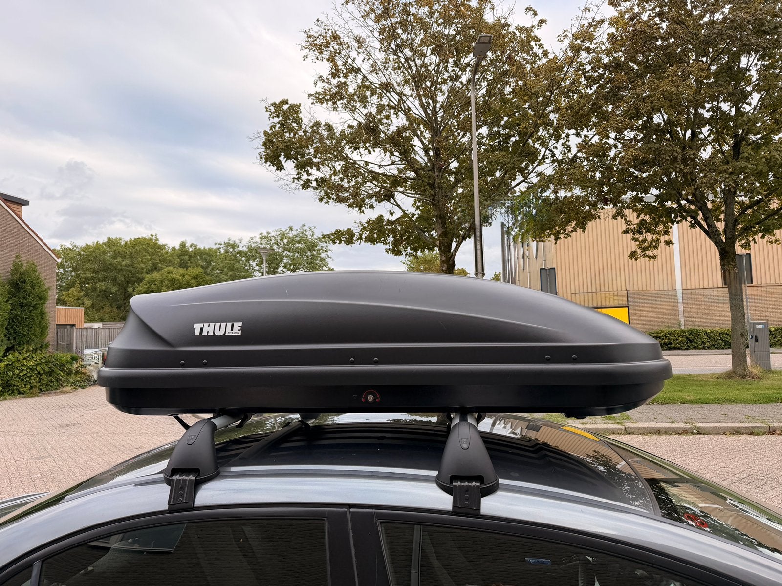 TE HUUR €30 p/w Thule Pacific M 410 liter dakkoffer, Auto diversen, Ophalen, Zo goed als nieuw