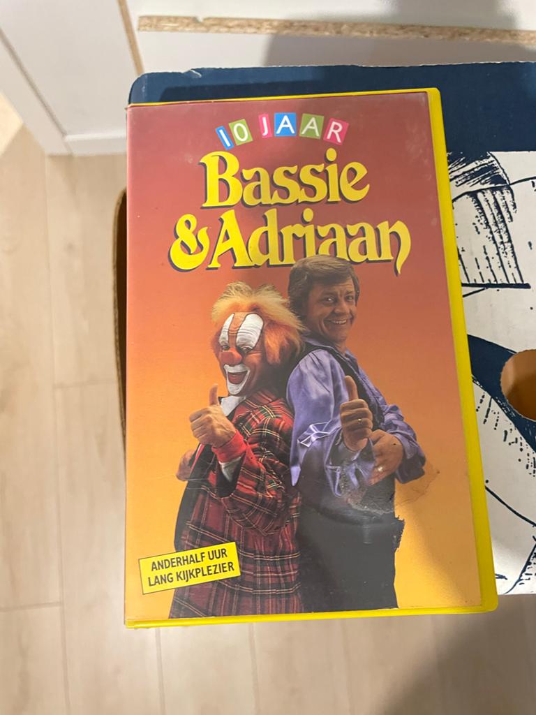 Bassie & Adriaan - 10 Jaar (VHS), Gebruikt, Alle leeftijden, Kinderprogramma's en -films, Overige typen