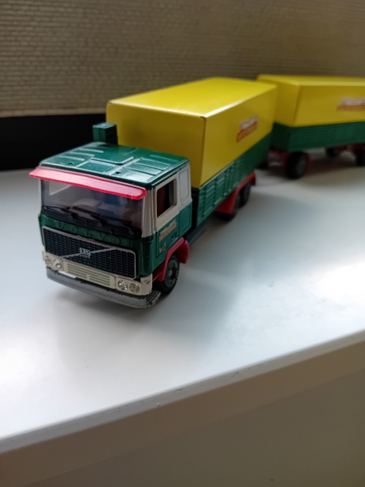 Volvo F12 Combi Autotransit., Hobby en Vrije tijd, Modelauto's | 1:50, Ophalen of Verzenden, Zo goed als nieuw, Bus of Vrachtwagen