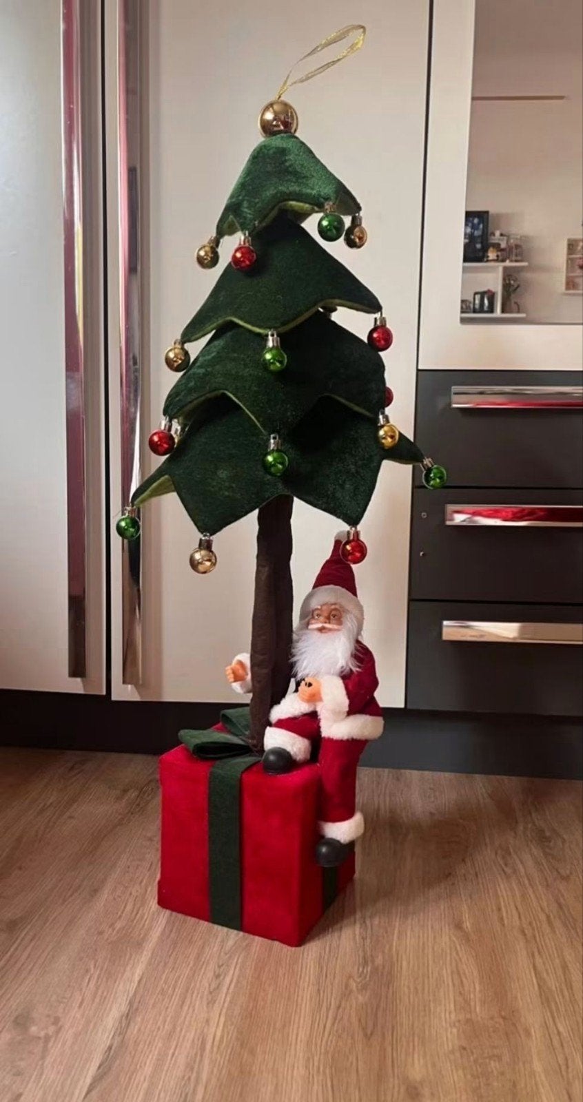 Unieke  Kerstboom met Kerstman op Cadeau, Ophalen of Verzenden
