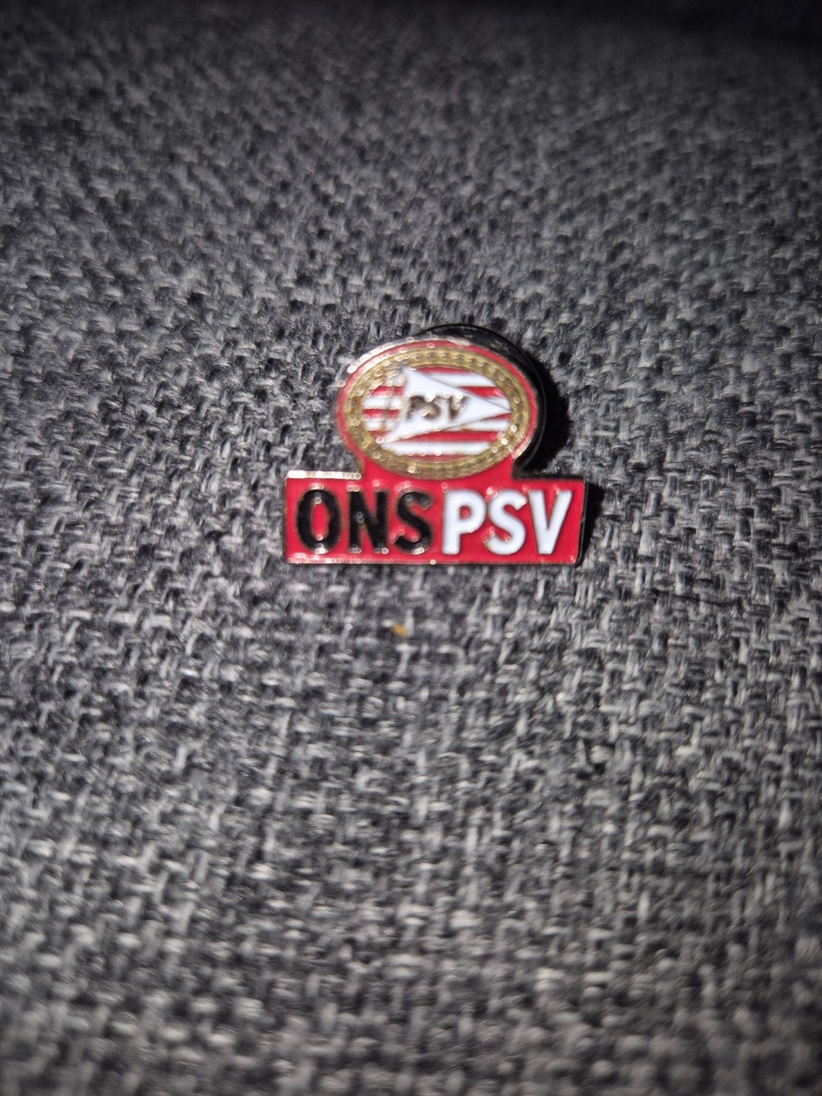 PSV Pin 'ONS PSV' - Voetbalclub Eindhoven, Verzamelen, Speldjes, Pins en Buttons, Ophalen of Verzenden, Gebruikt, Sport, Speldje of Pin