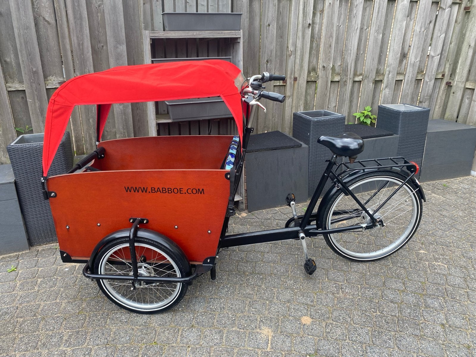 Nette Babboe bakfiets met zonnekap en kussentjes compleet, 4 kinderen of meer, Huif, Zo goed als nieuw, Trommelrem