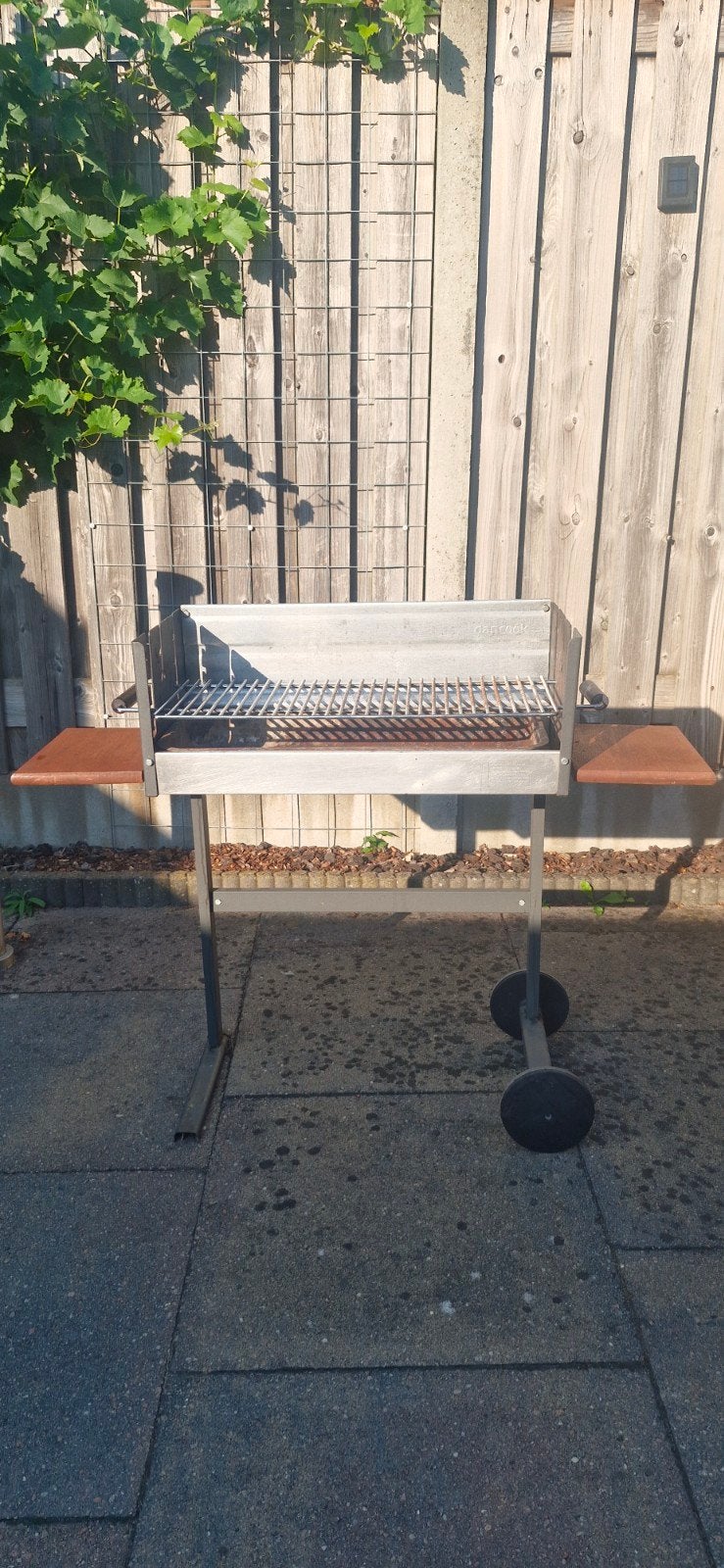 dancook bbq met wielen en 2 zij planken, Ophalen, Gebruikt, Dancook