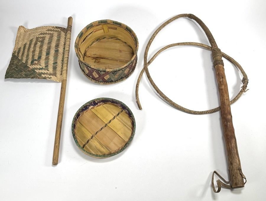 1189. Vlechtwerk, Nieuw-Guinea – zweep, vlag en mand, Ophalen of Verzenden