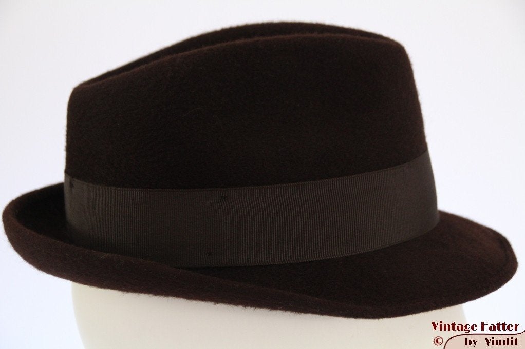 Kleine Vintage Gleufhoed Astor Gran Lusso donker bruin 54, 134 t/m 140, Gebruikt, Hoed, Ophalen of Verzenden