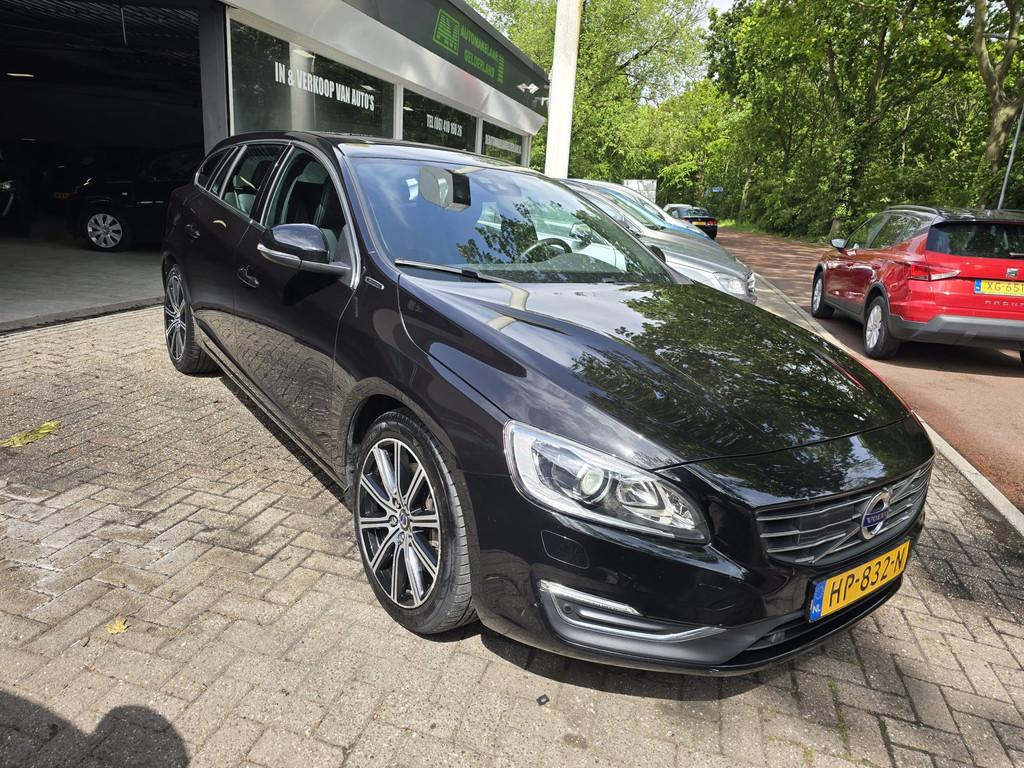 Volvo V60 2.4 D6 Twin Engine R-Design | 12MND GARANTIE | FUL, Auto's, Volvo, Automaat, Zwart, Vierwielaandrijving, 1880 kg