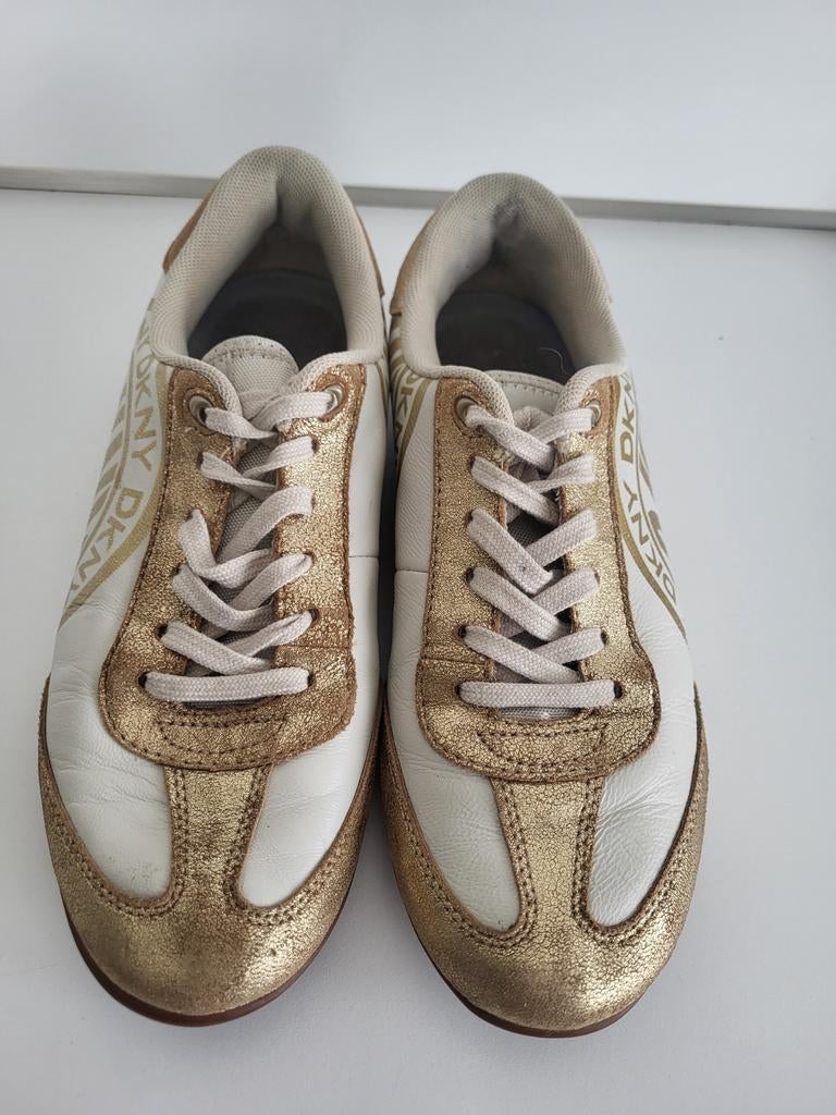 DKNY Leren Sneakers - off-white met Goud, Overige kleuren, DKNY, Ophalen of Verzenden, Sneakers of Gympen