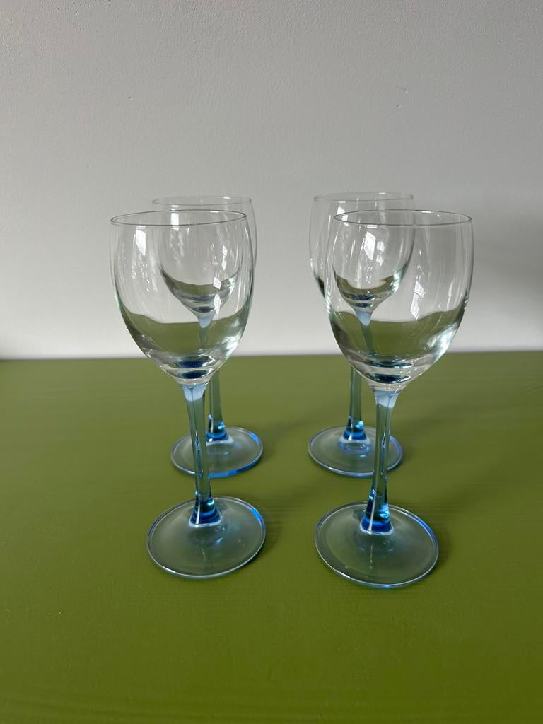 4 wijnglazen met blauwe voet - France, Verzamelen, Glas en Borrelglaasjes, Ophalen of Verzenden, Zo goed als nieuw, Overige typen