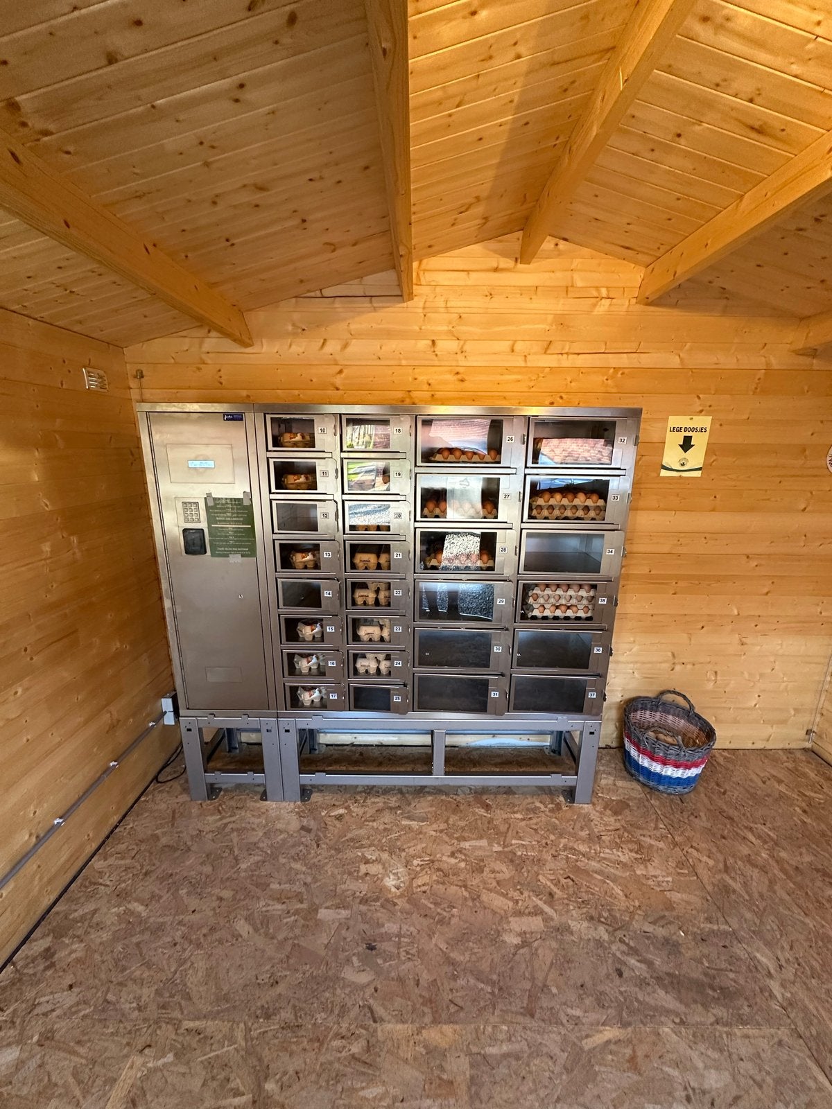 Verse vrije uitloop eieren van onze boerderij automaat, Ophalen