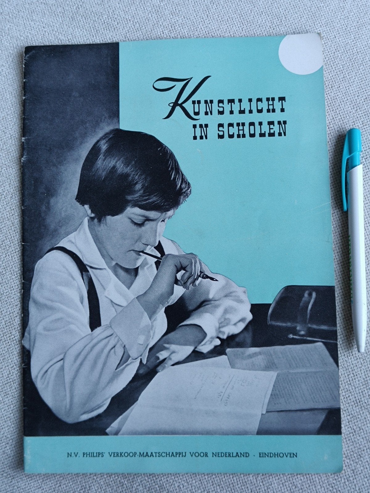 PHILIPS, BROCHURE " KUNSTLICHT IN SCHOLEN"., Boeken, Ophalen of Verzenden, Gelezen