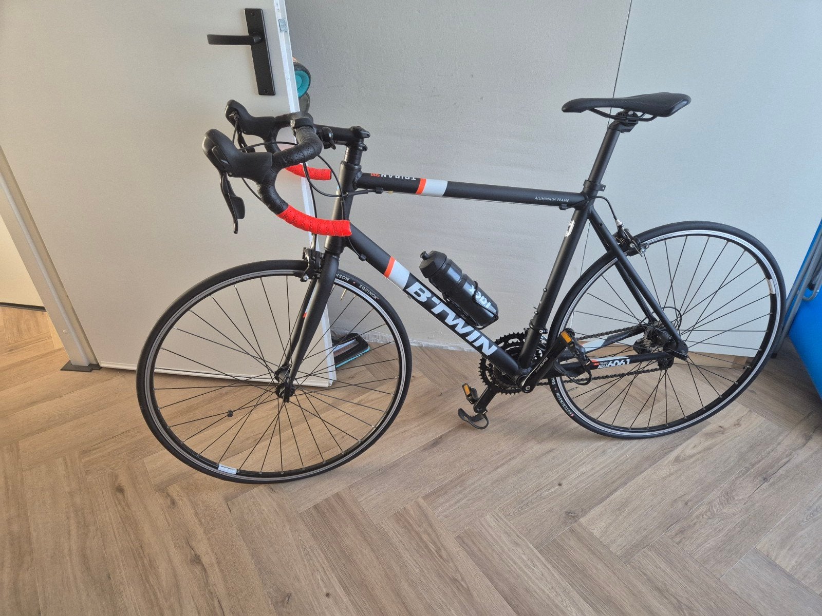 Btwin racefiets, zwart met rode accenten, Fietsen en Brommers, Fietsen | Racefietsen, Ophalen