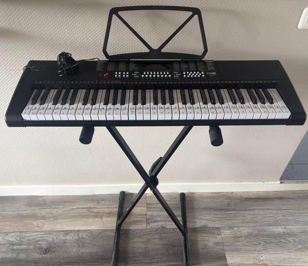 Zgan keyboard met standaard, Muziek en Instrumenten, Keyboards, 61 toetsen, Zo goed als nieuw, Met standaard, Ophalen