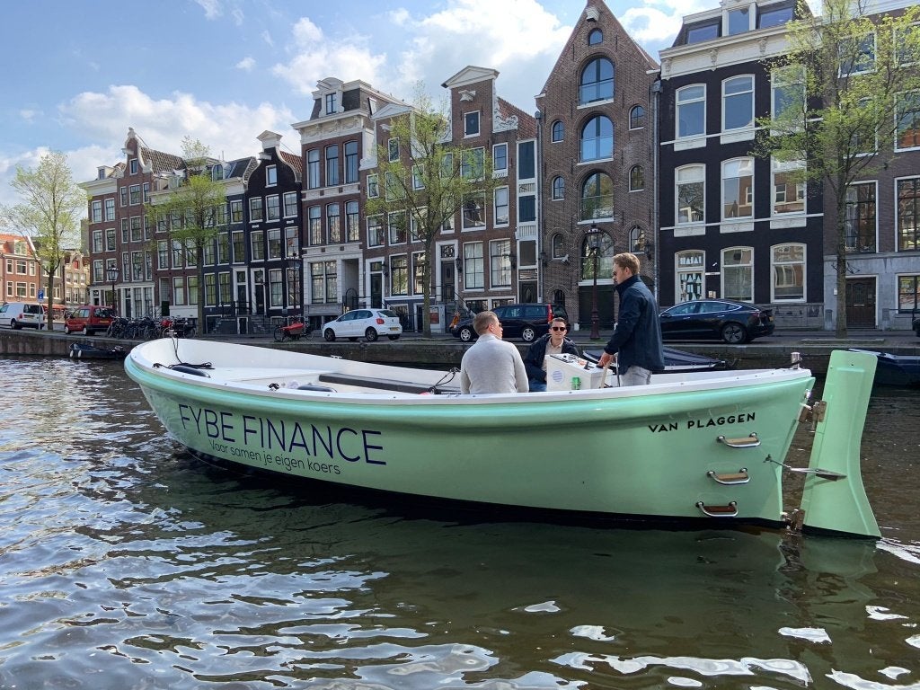 Luxe elektrische sloep  8,5 x 3,25m (2022), Watersport en Boten, Binnenboordmotor, Elektrisch, Zo goed als nieuw, 8 m