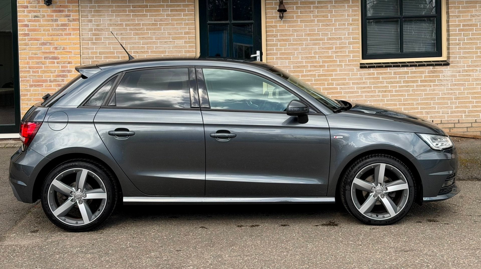 Audi A1 Sportback 1.0 TFSI DSG S-Line | XENON| CRUISE| NAVI, 4 stoelen, Leder en Stof, 49 €/maand, Origineel Nederlands