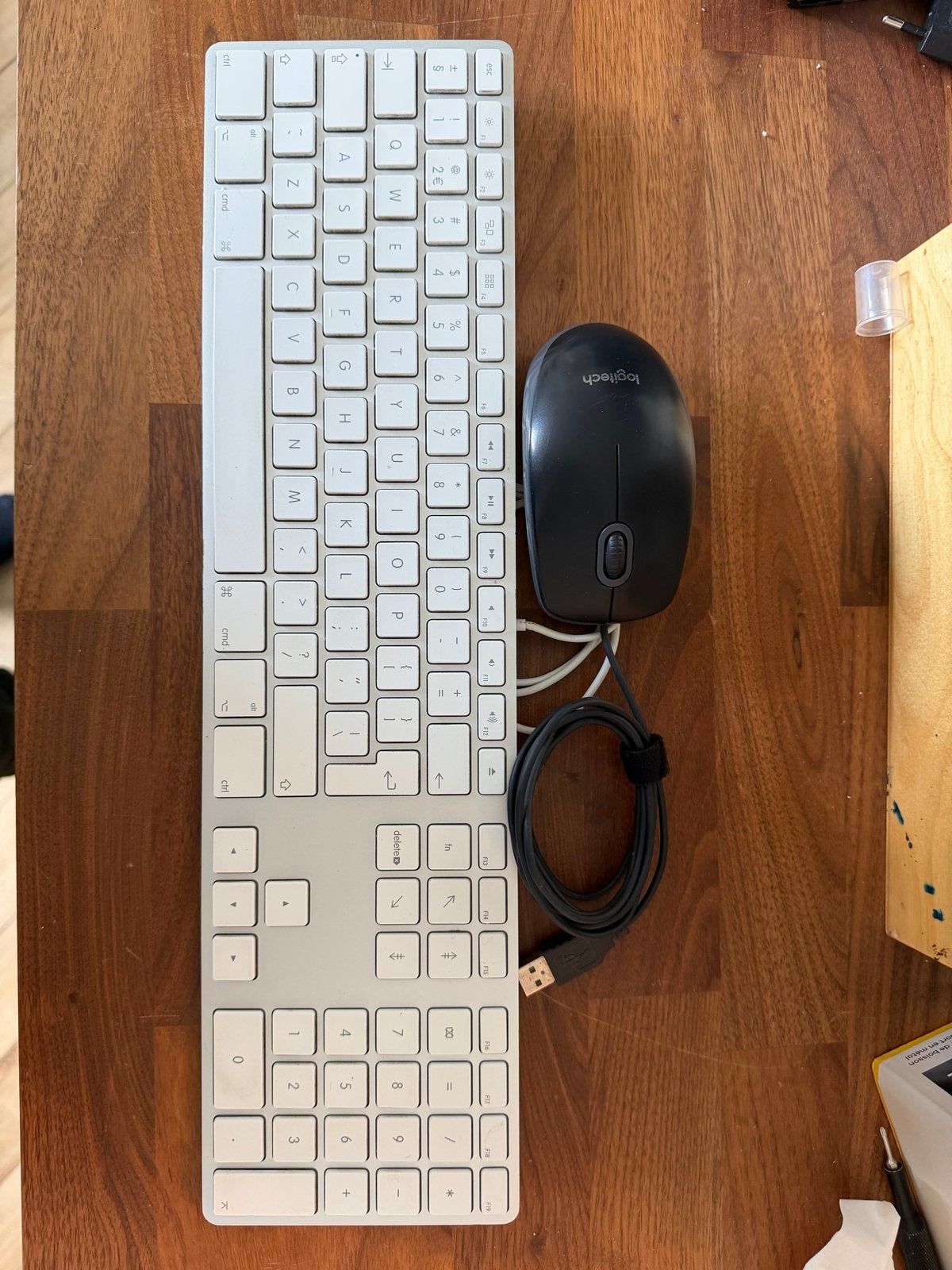 Apple Toetsenbord en Logitech Muis Set - Bedraad, Computers en Software, Gebruikt, Toetsenbord en muis-set, Overige typen, Ophalen of Verzenden