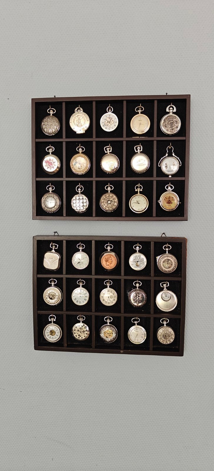 Collectie van 30 zakhorloges in displays, Zakhorloge, Staal, 1960 of later, Ophalen