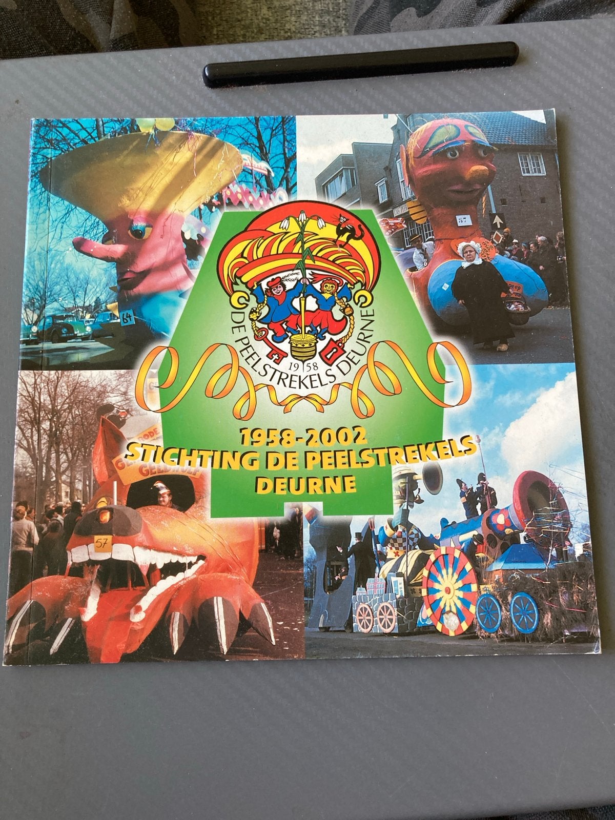Carnavalsboek De Peelstrekels Deurne 1958-2002, Boeken, Ophalen of Verzenden, Zo goed als nieuw, Catalogus
