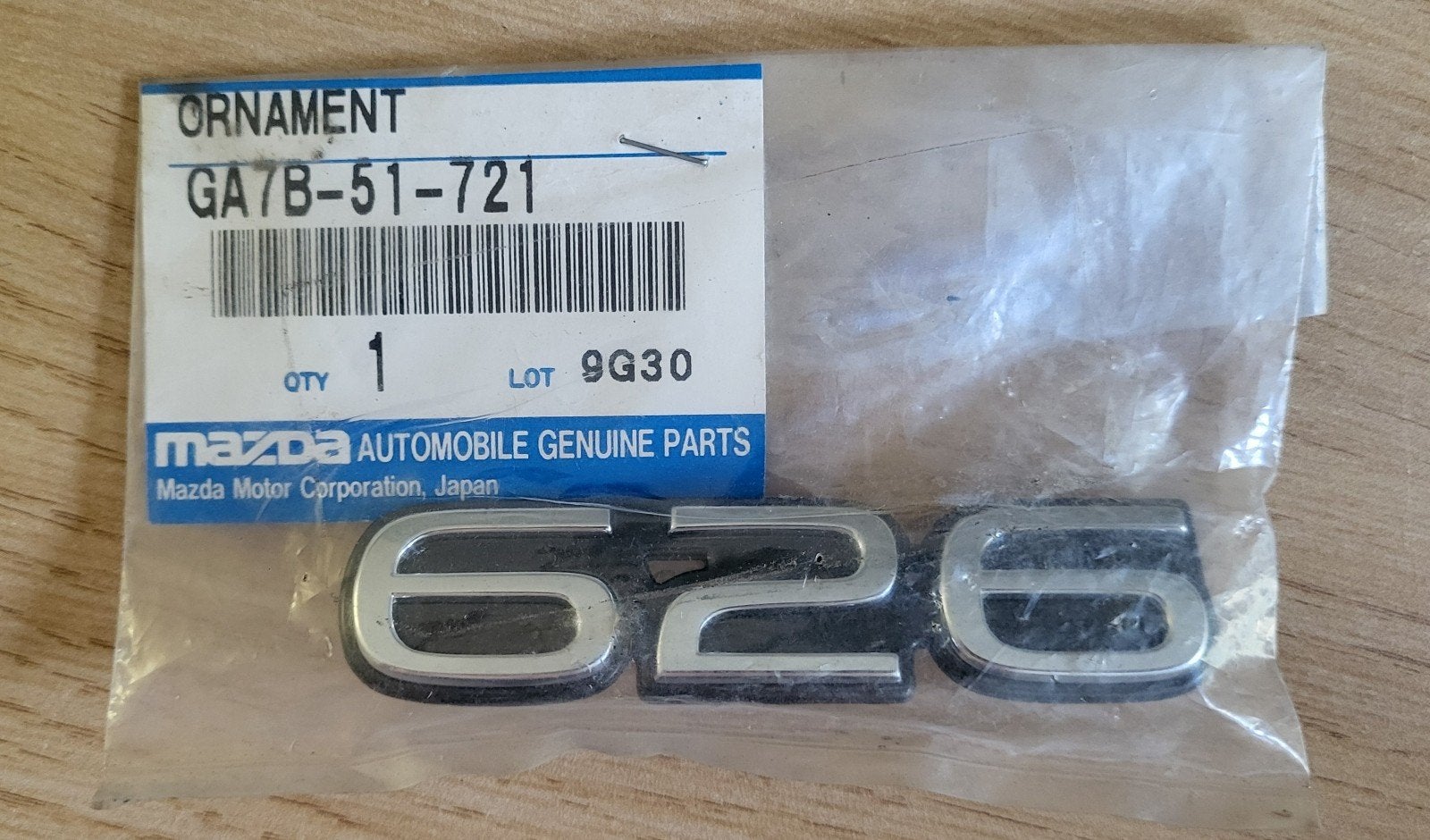 Nieuw Mazda 626 embleem - Origineel onderdeel GA7B-51-721, Ophalen of Verzenden