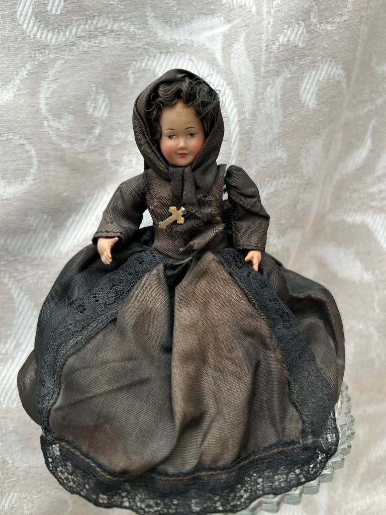 Antieke Pop in traditionele kledij donkere kleding kruisje, Verzamelen, Poppen, Ophalen of Verzenden, Zo goed als nieuw, X, Pop