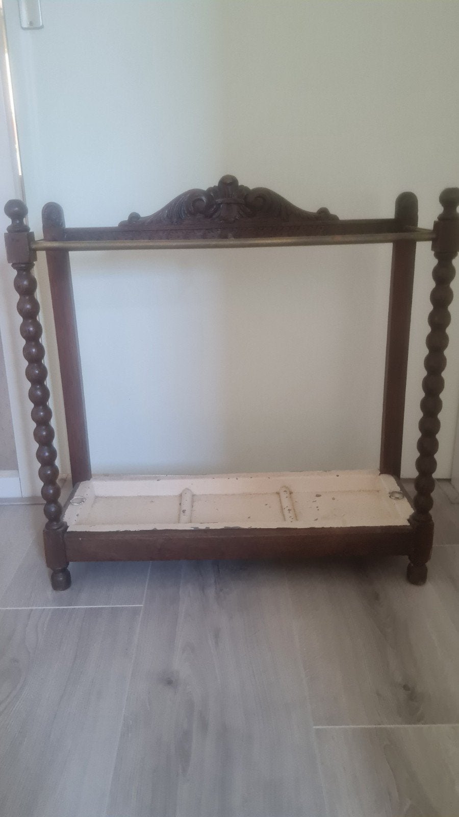 Antieke paraplubak van hout en messing, Ophalen