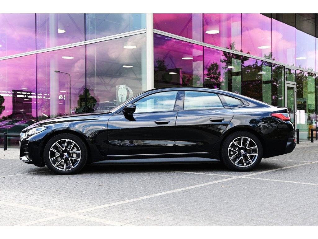 BMW i4 eDrive40 M Sport / Live Cockpit Plus / Parking Assist, Dealer onderhouden, Achterwielaandrijving, Zwart, Met garantie (alle)