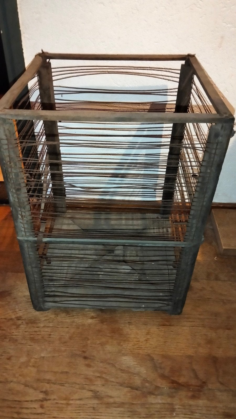 Hout met metaal draadmand, Ophalen