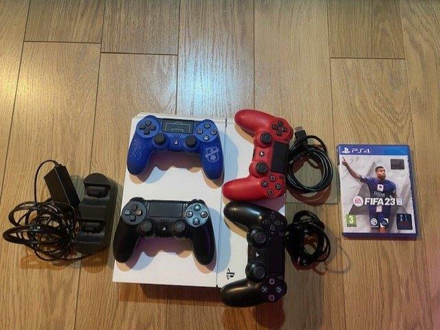 Playstation 4 + 4 controllers + oplaadtation en Fifa 23, Refurbished, Ophalen of Verzenden, Sport, 3 spelers of meer