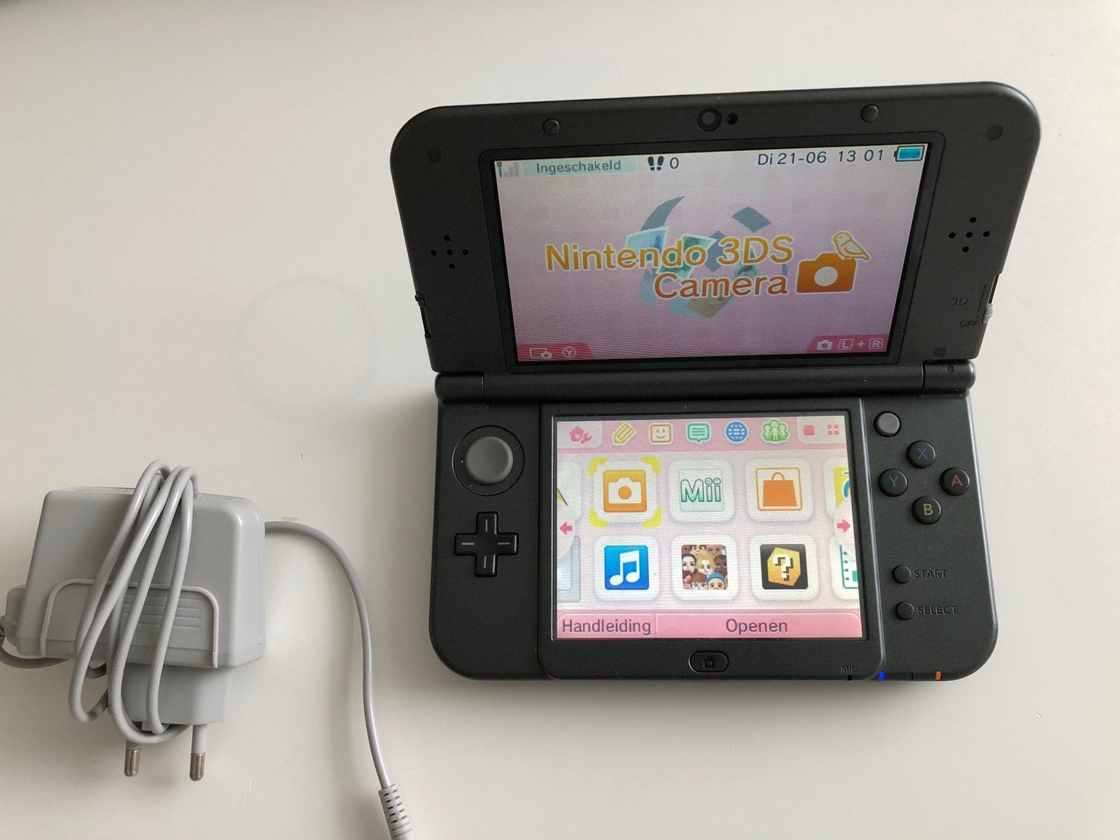 New Nintendo 3DS XL - met oplader, Spelcomputers en Games, Spelcomputers | Nintendo 2DS en 3DS, Ophalen of Verzenden, Gebruikt