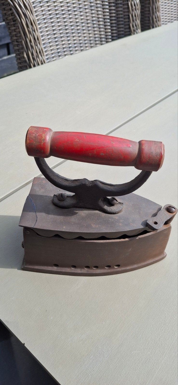 Antiek strijkijzer met rood houten handvat, Antiek en Kunst, Ophalen of Verzenden