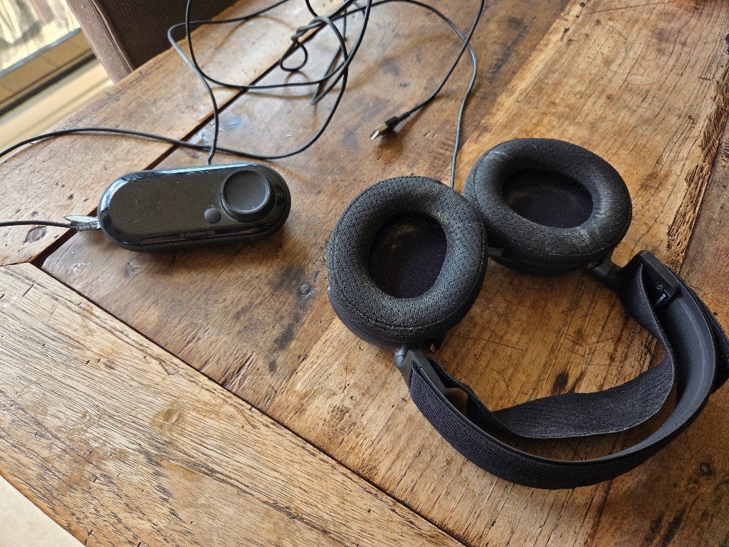 Steelseries Arctis Pro met DAC - Oorkussen defect, Ophalen, Gebruikt, Mute-functie, Bedraad