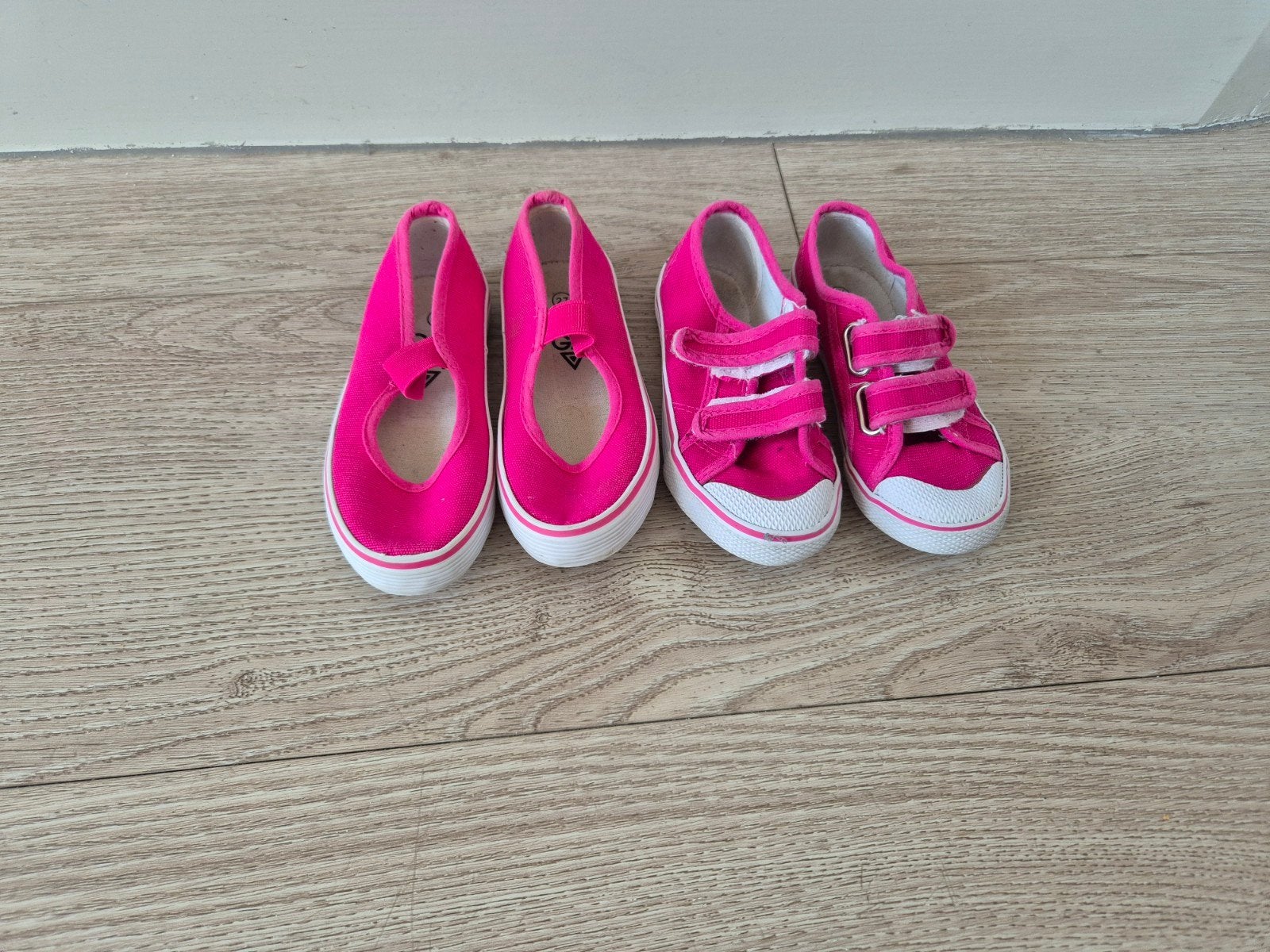 2 paar gymschoenen sportschoenen dansschoenen roze mt 27

In, Meisje, Sportschoenen, Ophalen of Verzenden, Zo goed als nieuw
