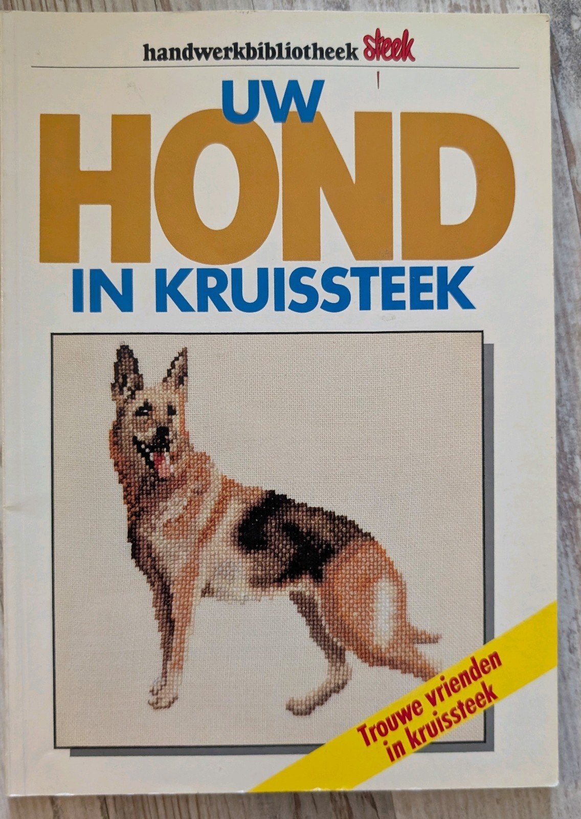 Uw Hond in Kruissteek - 30 patronen - gelezen Pia van Boven, Ophalen of Verzenden, Gelezen, Borduren en Naaien
