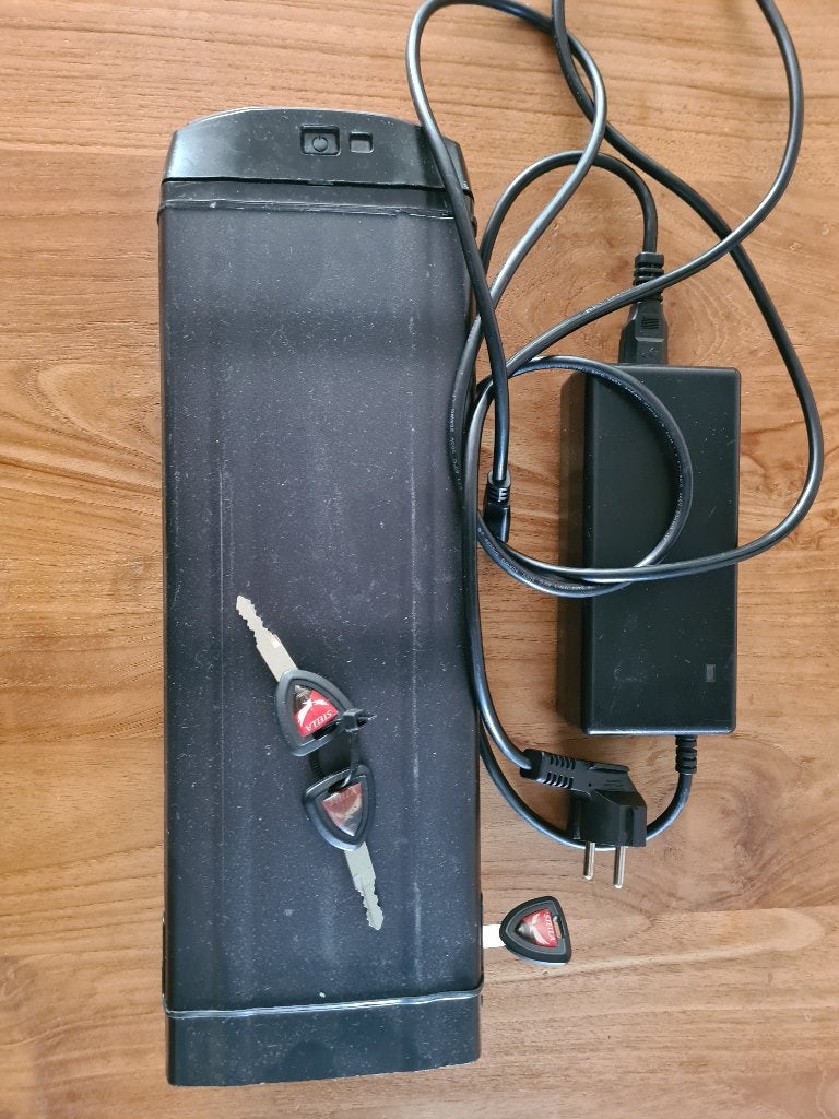 Stella fiets accu + oplader 2A, Ophalen of Verzenden, Gebruikt