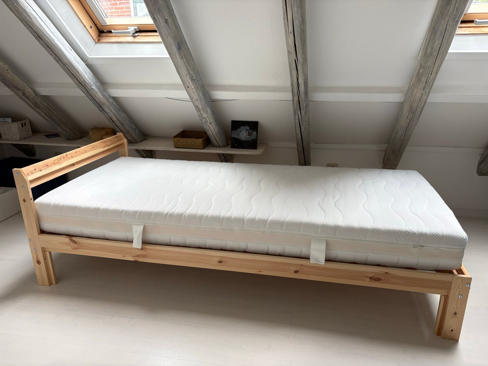 IKEA NEIDEN eenpersoonsbed met lattenbodem en matras, Ophalen, 90 cm, Zo goed als nieuw, 200 cm
