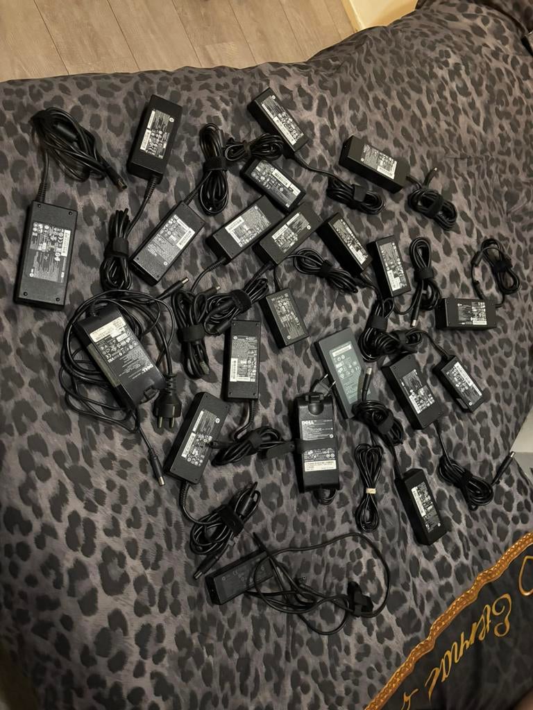 21 Laptop Adapters, Ophalen of Verzenden, Zo goed als nieuw