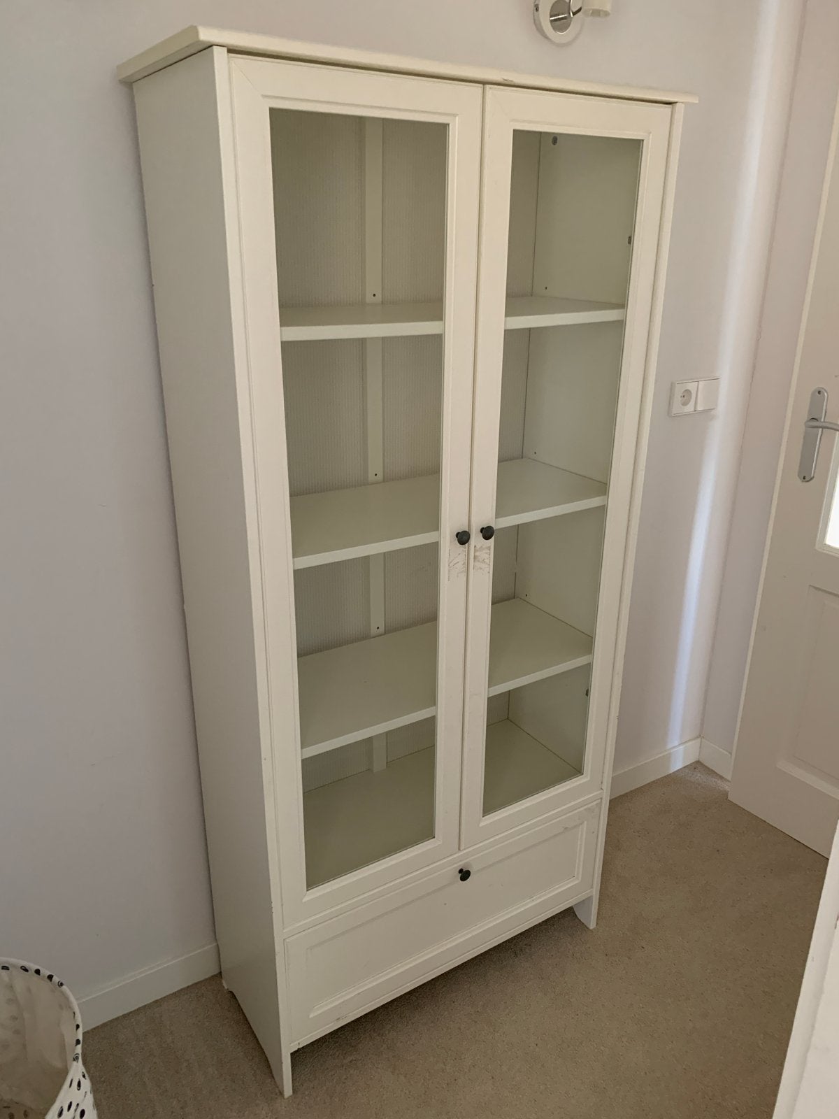 Witte IKEA vitrinekast met glazen deuren en lade, Ophalen, Strak, Gebruikt, 50 tot 100 cm