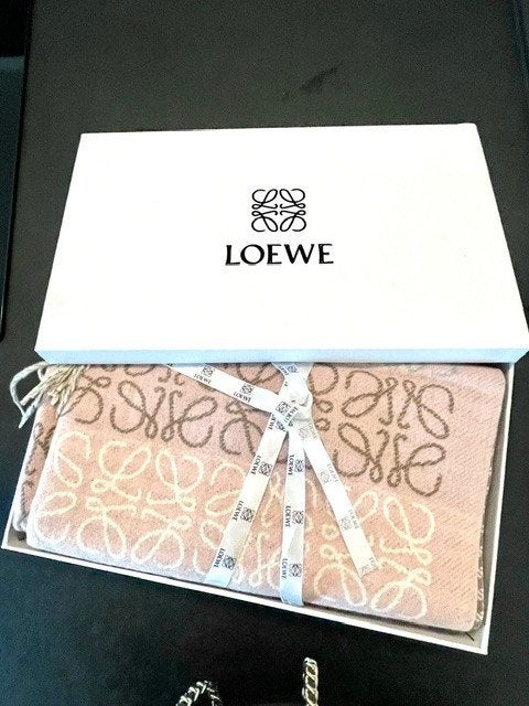Luxe LOEWE sjaal – kasjmierblend – lichtroze, Kleding | Dames, Ophalen of Verzenden, Zo goed als nieuw, Maat 42/44 (L), Sjaal
