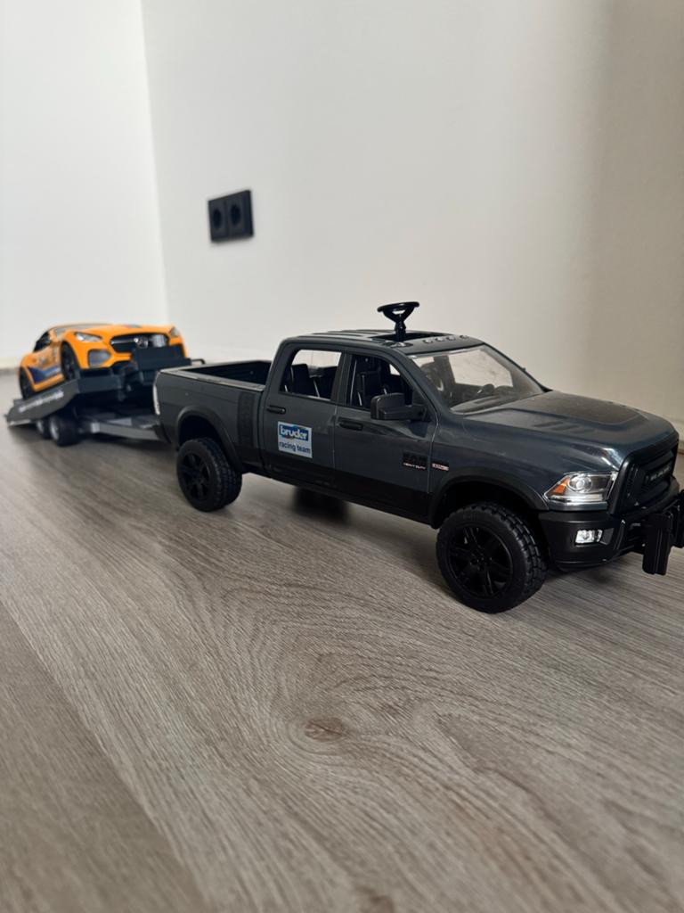Bruder RAM 2500 Power Wagon met racewagen en trailer, Ophalen, Zo goed als nieuw