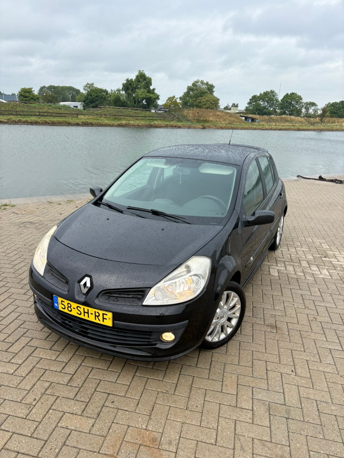 Renault Clio 1.6 16V 82KW 5-DRS 2006 Zwart, Auto's, Renault, Voorwielaandrijving, 4 cilinders, Zwart, Origineel Nederlands