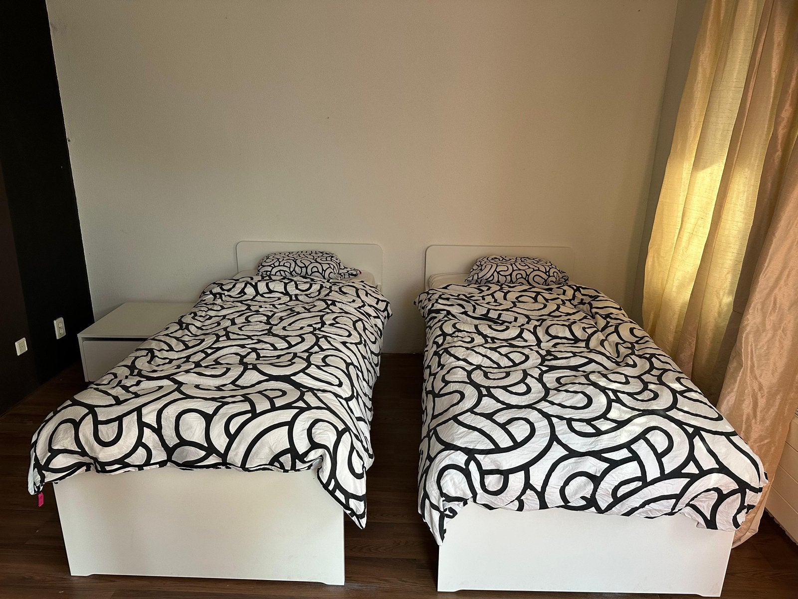 2 bed ikea wz mattress 90*200, Ophalen of Verzenden, Zo goed als nieuw, Eenpersoons