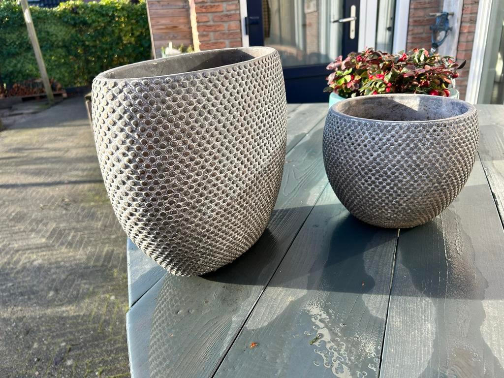 Set van 2 grijze bloempotten met bubbelpatroon, Tuin en Terras, Bloempotten, Overige materialen, Binnen, Zo goed als nieuw, Minder dan 40 cm