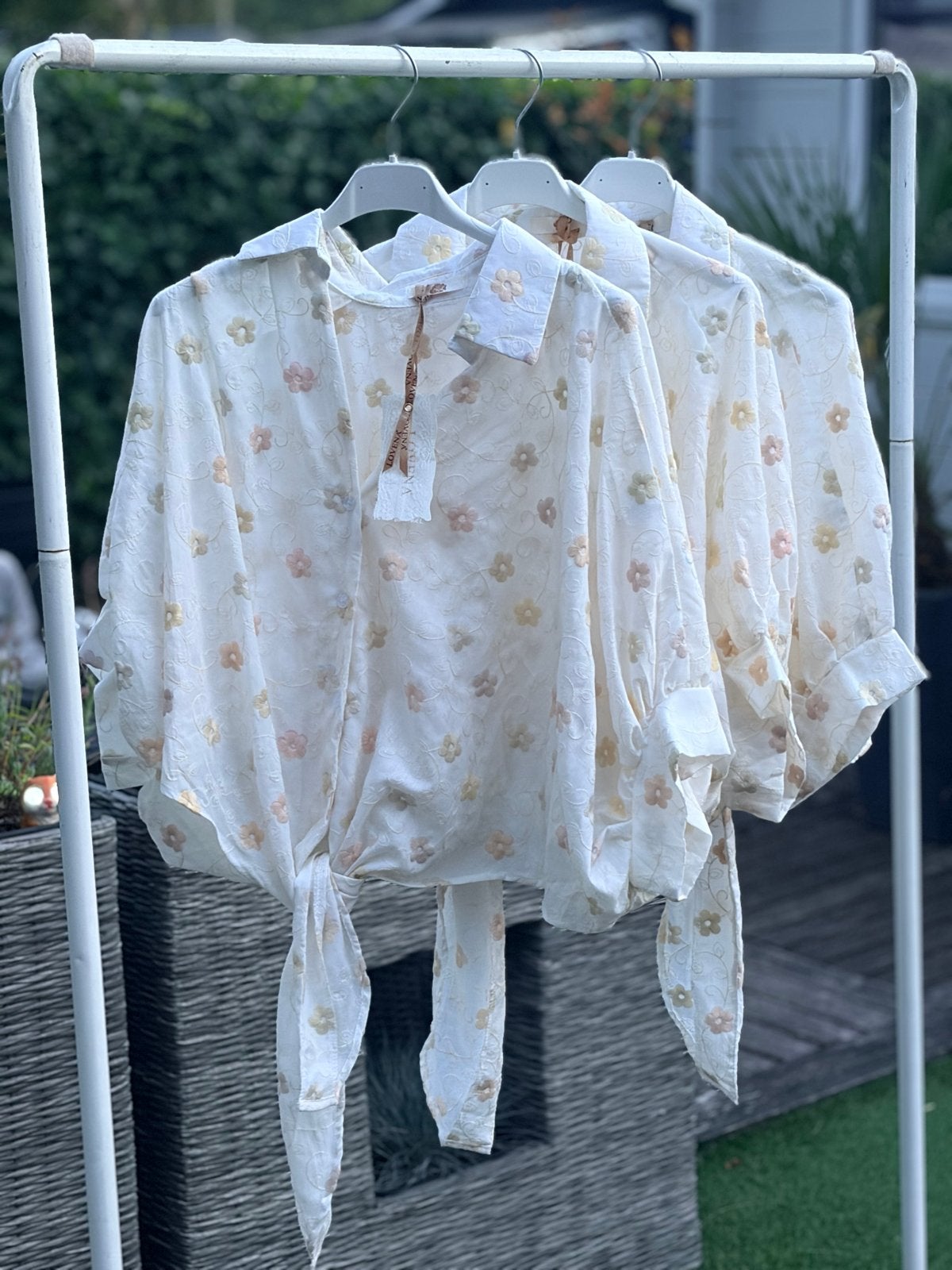 Nieuwe witte blouse met bloemen en knoopdetail, Kleding | Dames, Blouses en Tunieken, Ophalen of Verzenden, Nieuw, Maat 38/40 (M)